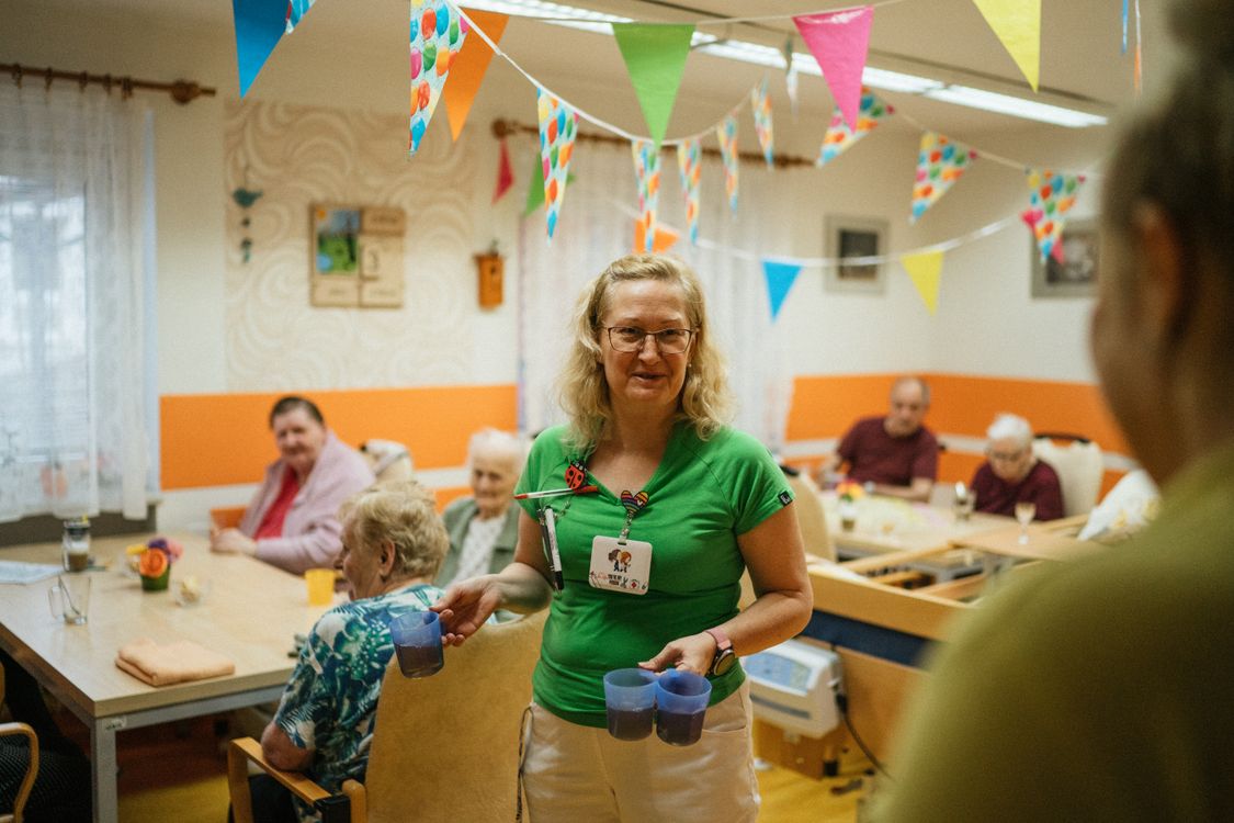 Opiekunka wspierająca seniorów w placówce opiekuńczej